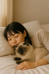 猫と一緒に寝ている女性の様子
